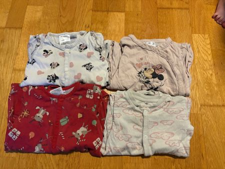 4 Baby-Schlafanzüge, Grösse 74