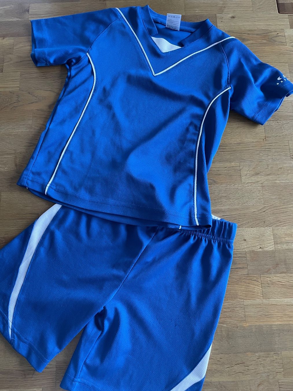 Scarpe, pantaloni & magliette da ginnastica: Fussball Set / Turnset kurz Gr. 122 – Usato da Gränichen venduto da stern1111
