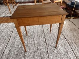 Kleiner hübscher, antiker Massivholztisch 