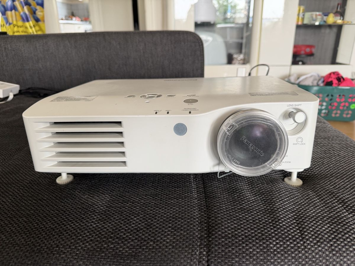 Panasonic Proiettori: Panasonic PT-AX200E Beamer LCD gebraucht – Usato da Bülach venduto da feuerwehrsanitaeter01