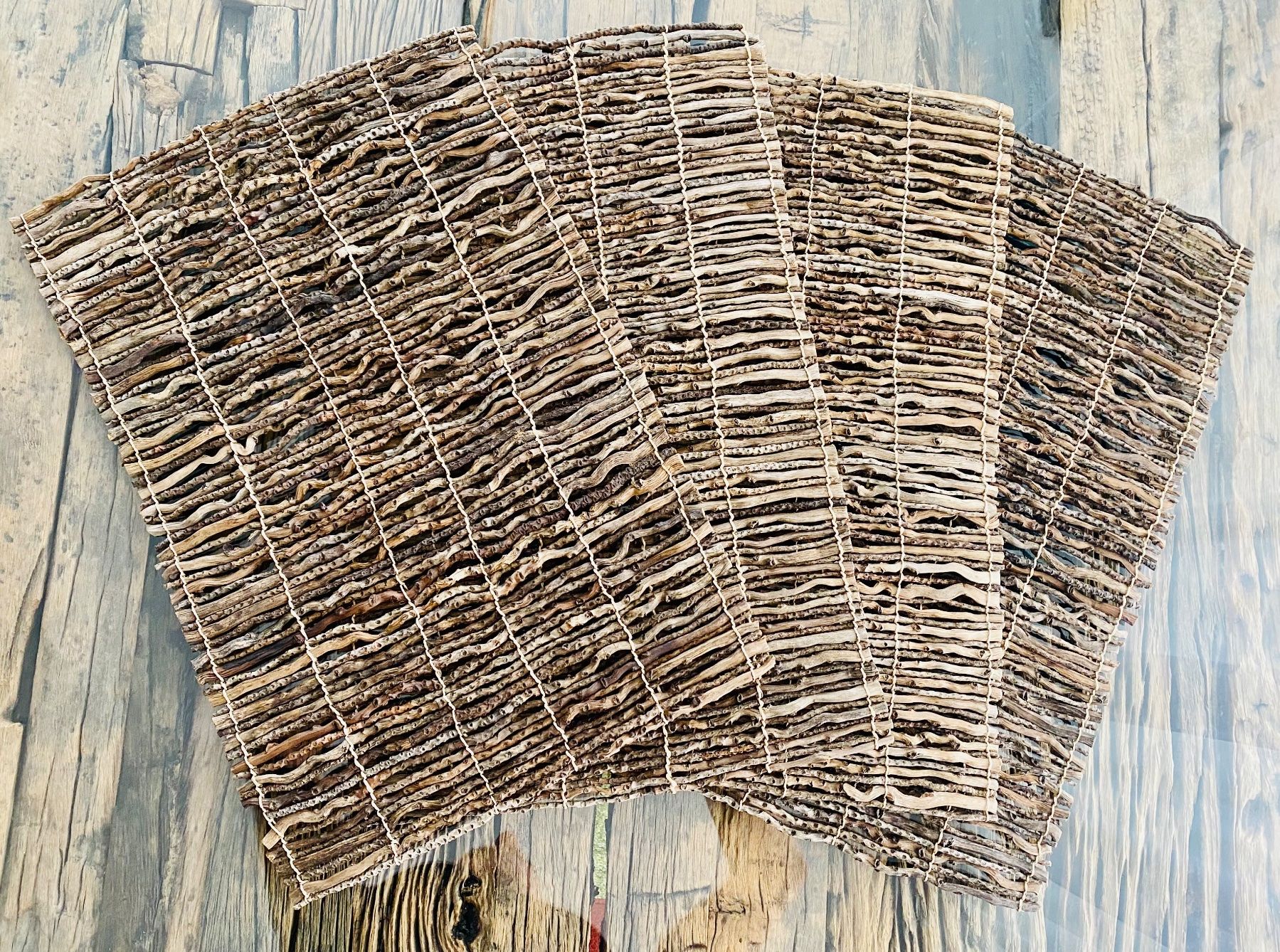 Set di tavolo e panche: 4 Rustikale Tischsets aus Ästen – Usato da Reichenburg venduto da Noxima 1