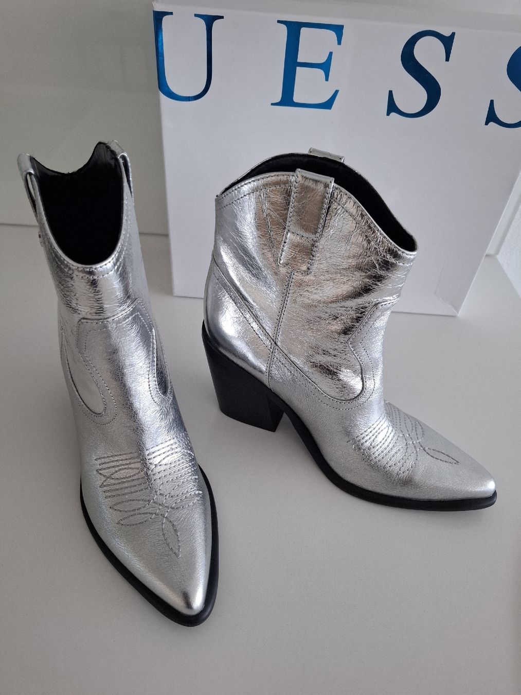 Guess Scarpe da donna: Cowboy-Stiefeletten silbrig GUESS – Nuovo (secondo la descrizione) da Rupperswil venduto da Andrea4444