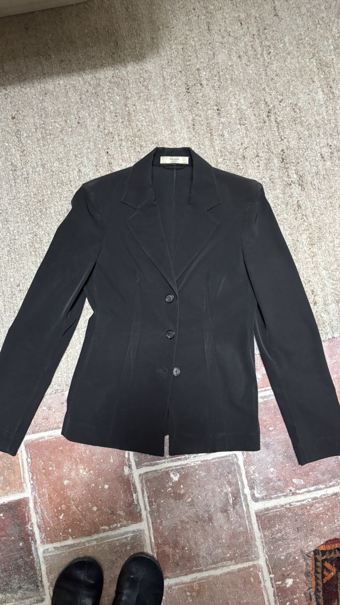 Prada Giacche: Vintage Prada Nylon Blazer Schwarz – Usato da Bern venduto da kue_db29 2