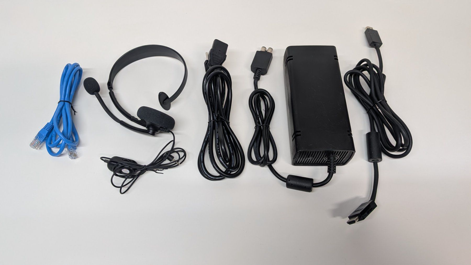 Microsoft Consoles: Microsoft Xbox 360 S, 2 Controller, 10 Spiele – D'occasion à Menziken par mame18 8