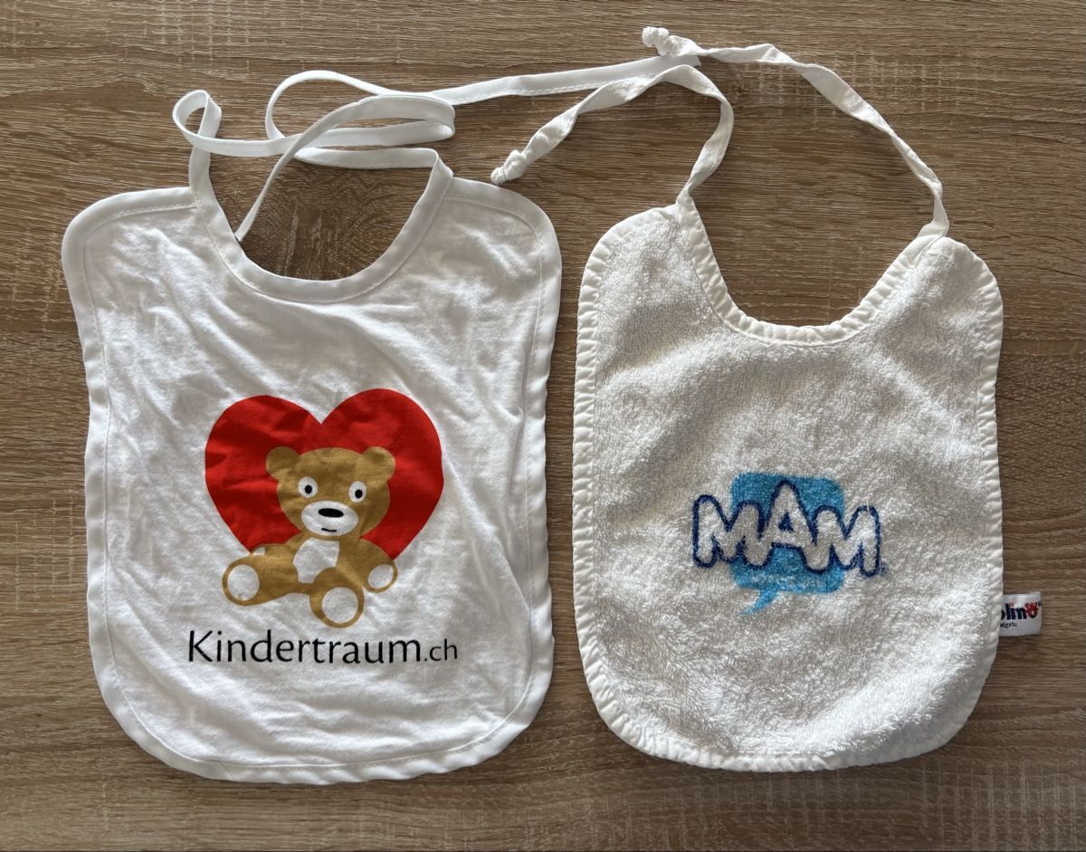 Repas pour bébés: 2 Lätzli – D'occasion à Ebikon par Regipe