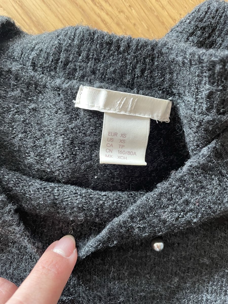 H&M Maglioni & Felpe: 🩶Dunkelgrauer Strickpullover mit Perlen🩶 – Usato da Kilchberg BL venduto da ann_kwk5 1