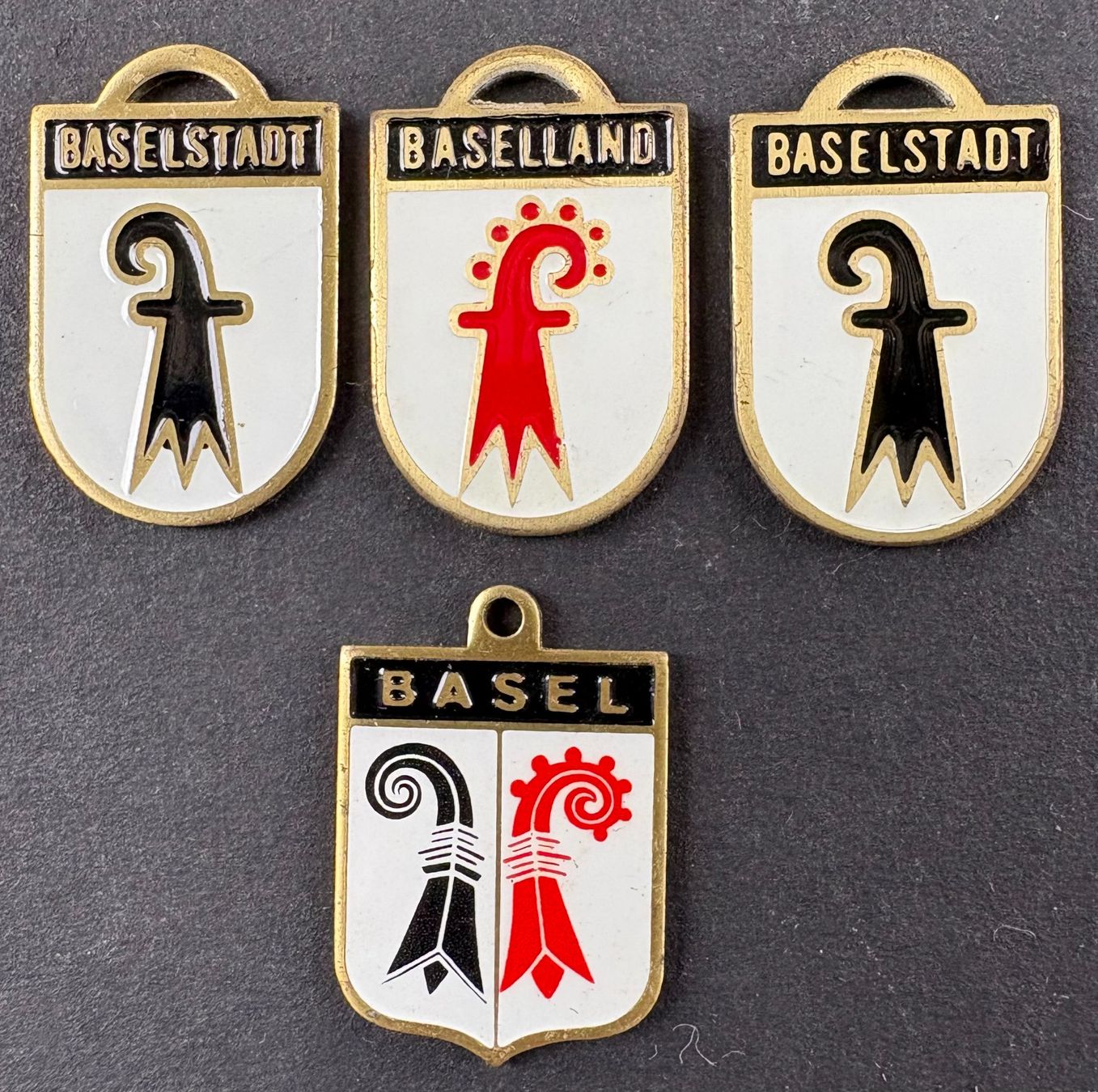 Swiss Placchette & Badge: LOT PLAKETTEN BASEL – Usato da Ostermundigen venduto da crazy-horse-1840