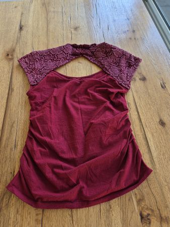 Damen Shirt bordeaux mit Spitzenbesatz guter Zustand