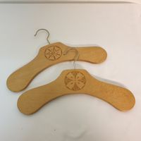 2 Holz Kleiderbügel, Vintage, mit Schnitzerei, Top Zustand!