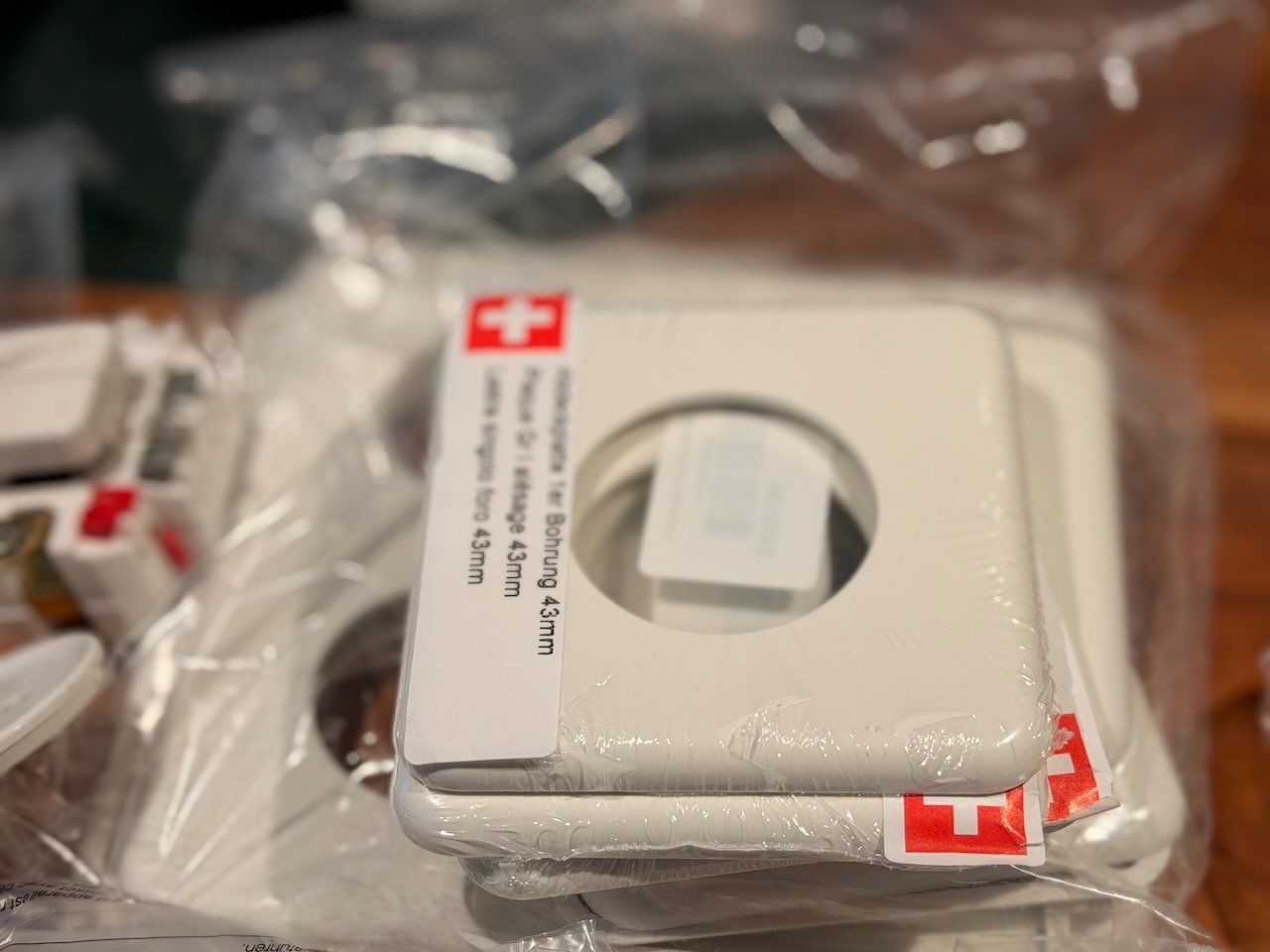 Feller Schalter: Konvolut Elektroinstallationsmaterial/(Schalter-)Abdeckungen – Neu und originalverpackt aus Niederrohrdorf von avo_b77d 3