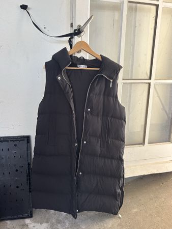 Vera Mont lange Steppweste mit Kapuze in Schwarz