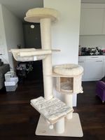 Kratzbaum für Katzen beige mit mehreren Ebenen gut erhalten.