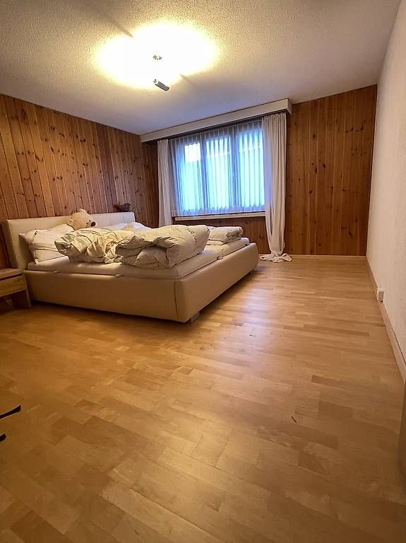 Betten: Grosszügiges, elegantes Kunstleder-Polsterbett in Cremeweiss – Gebraucht aus Kilchberg ZH von Sabina8802 1