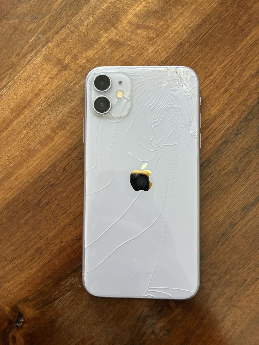 Apple Handys / Smartphones: iPhone 11 defekt 64GB – Defekt aus Solothurn von veylo 1