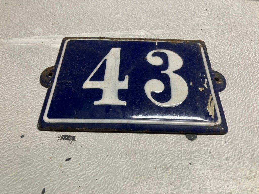 Insegne: plaque en émail 43 – Usato da Mervelier venduto da Arebetez