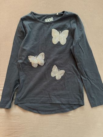 Neuwertig: Dunkelblaues T-Shirt mit Schmetterlingen Gr. 128