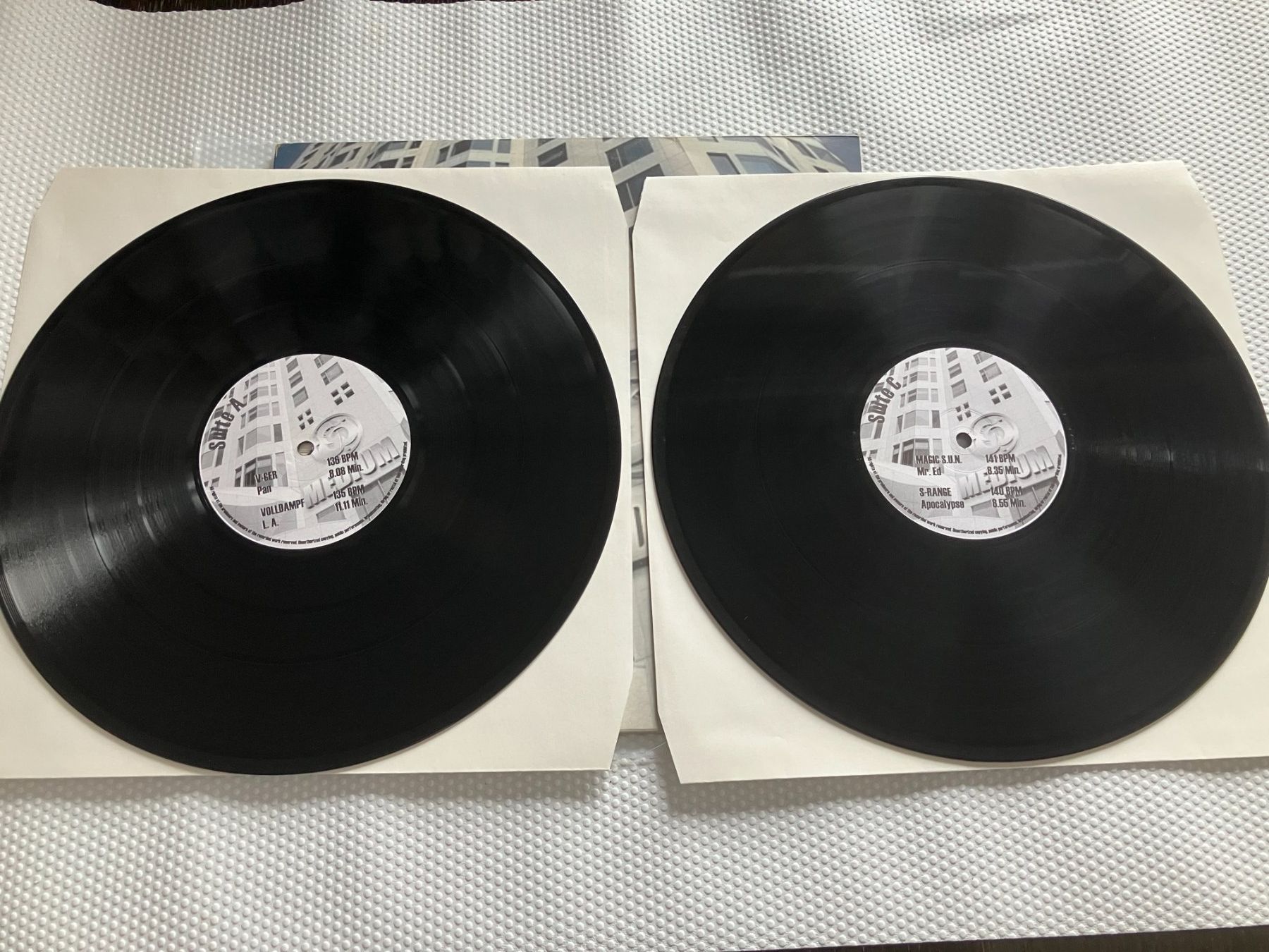Schallplatten: Medium Neighourhood – Gebraucht aus Aarwangen von Jukebox3 5