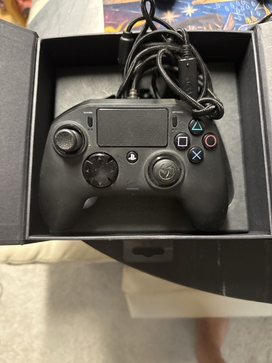 Manettes: Nacon Revolution Pro Controller PS4 mit Zubehör – D'occasion à Müllheim Dorf par gom_wv8k