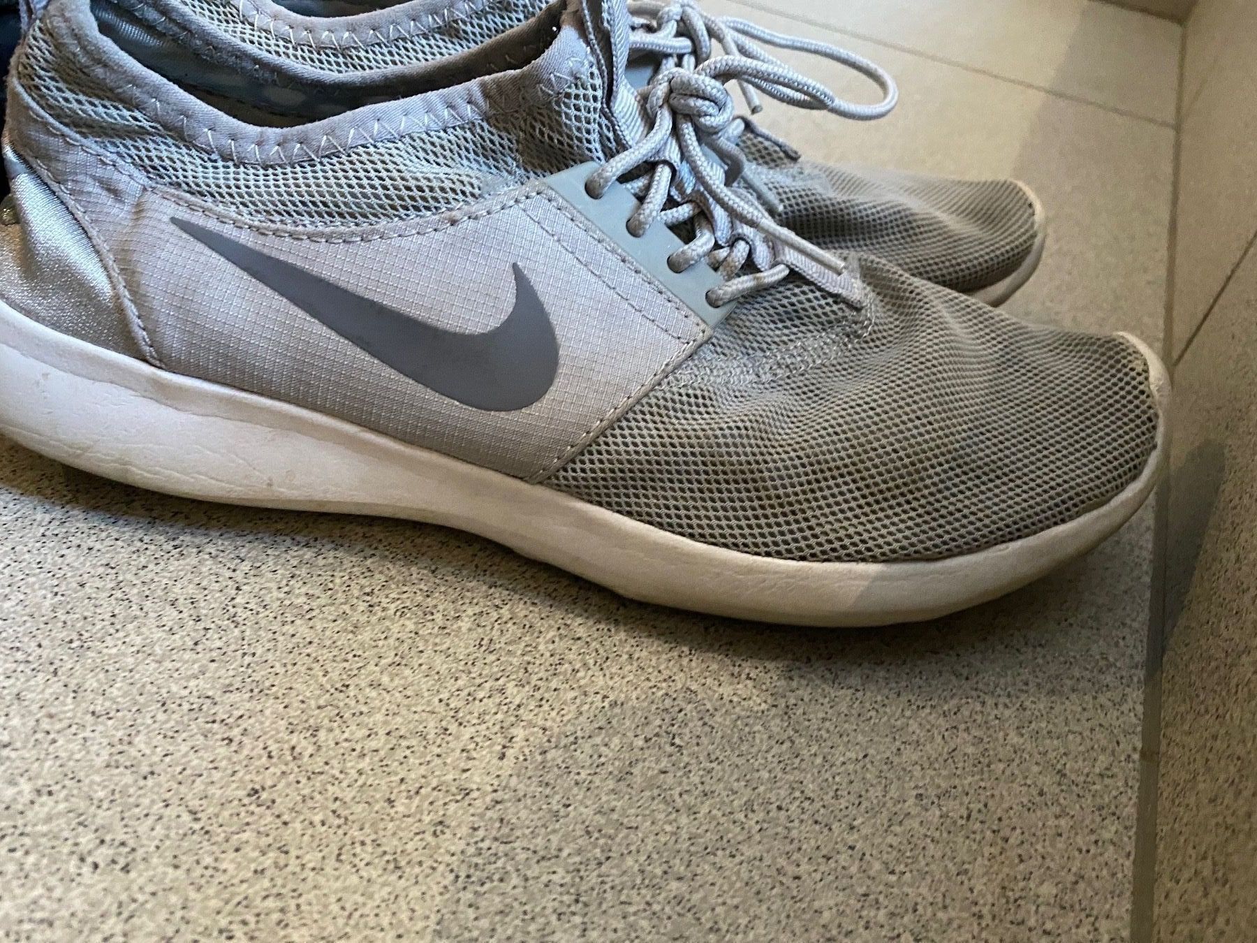 Nike Scarpe da donna: NIKE Sneaker grau – Usato da Möhlin venduto da eny_lsk7