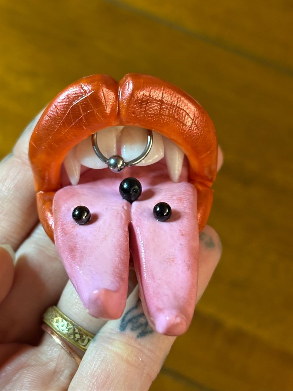 Statuette: Sofie’s World Pussy Eater Magnet – Nuovo (secondo la descrizione) da Erlinsbach SO venduto da sofieee
