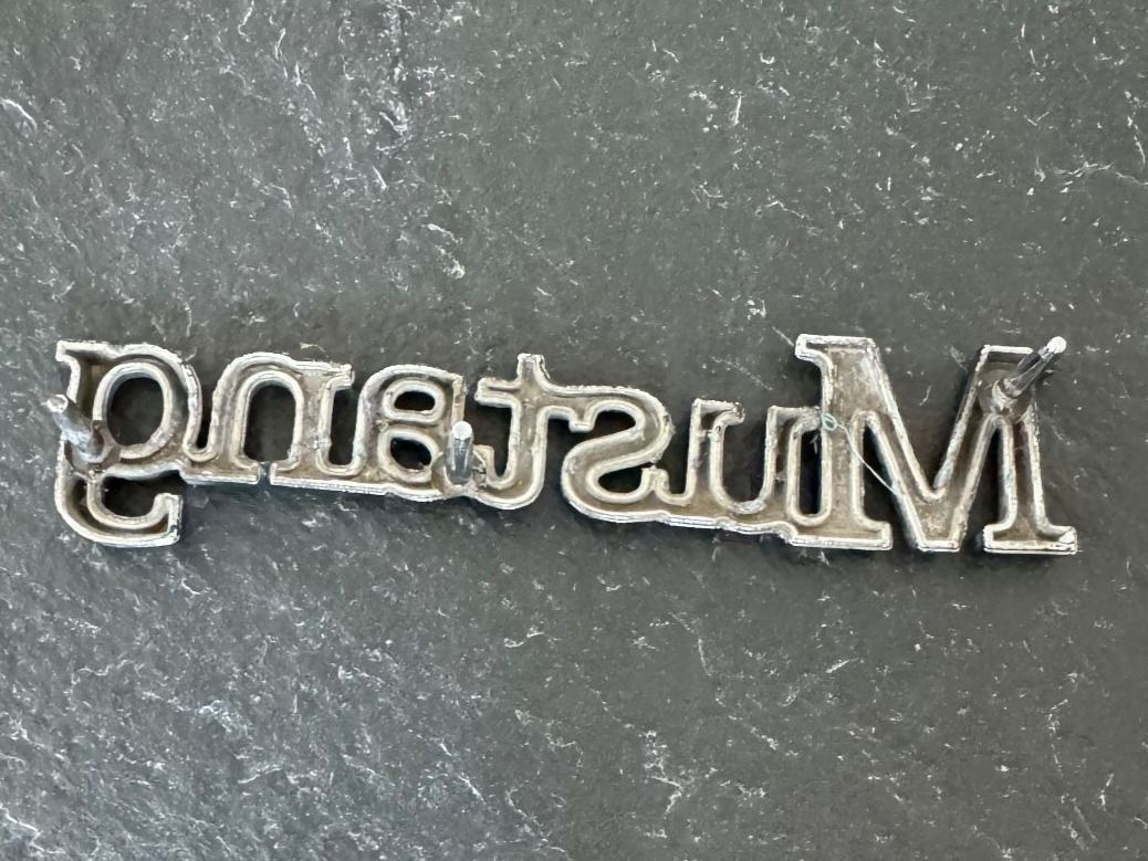 Insegne: Ford Mustang Logo Metall Original – Usato da Oberrohrdorf venduto da chilibiggi 2