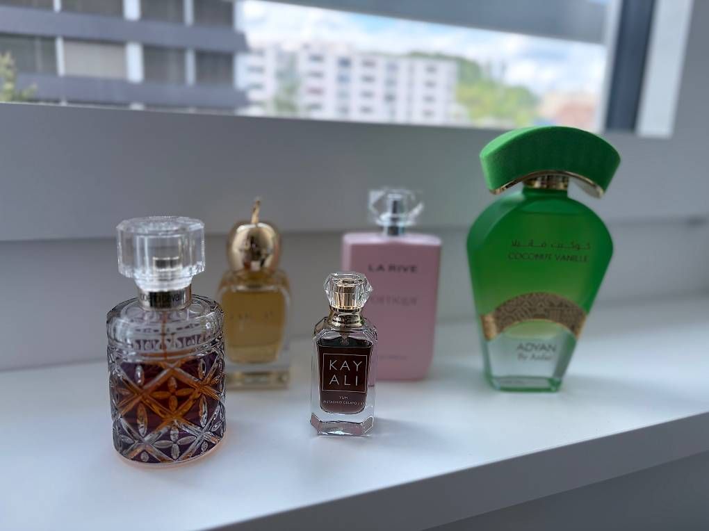 Profumi & Eau de Toilette: Diverse Damendüfte (Adnan, La Rive etc) – Usato da Neuhausen Am Rheinfall venduto da N4vii91