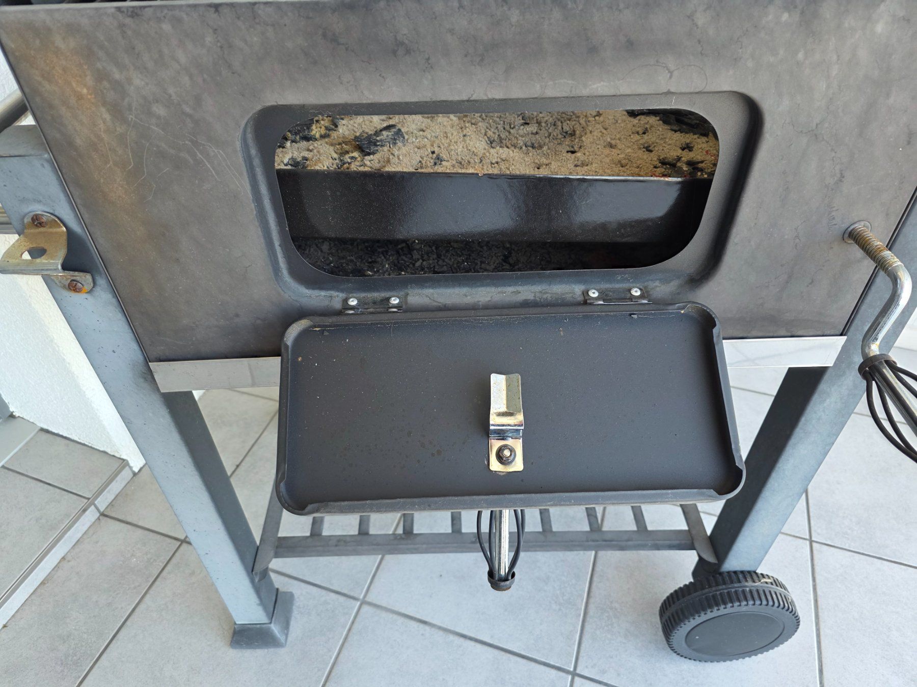 Griglie: Holzkohlengrill - Grillwagen ab 1.-CHF – Usato da Fehraltorf venduto da Slagehammer 1