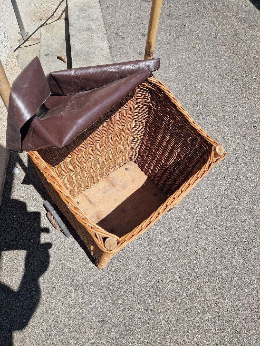 Altro in Antiquarato & Arte: Einkaufswagen Weide mit Deckel und Rollen ca. 40cm – Usato da Mörigen venduto da Clio111 2