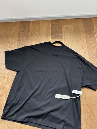 Neuwertiges Essentials T-Shirt Grösse M Schwarz