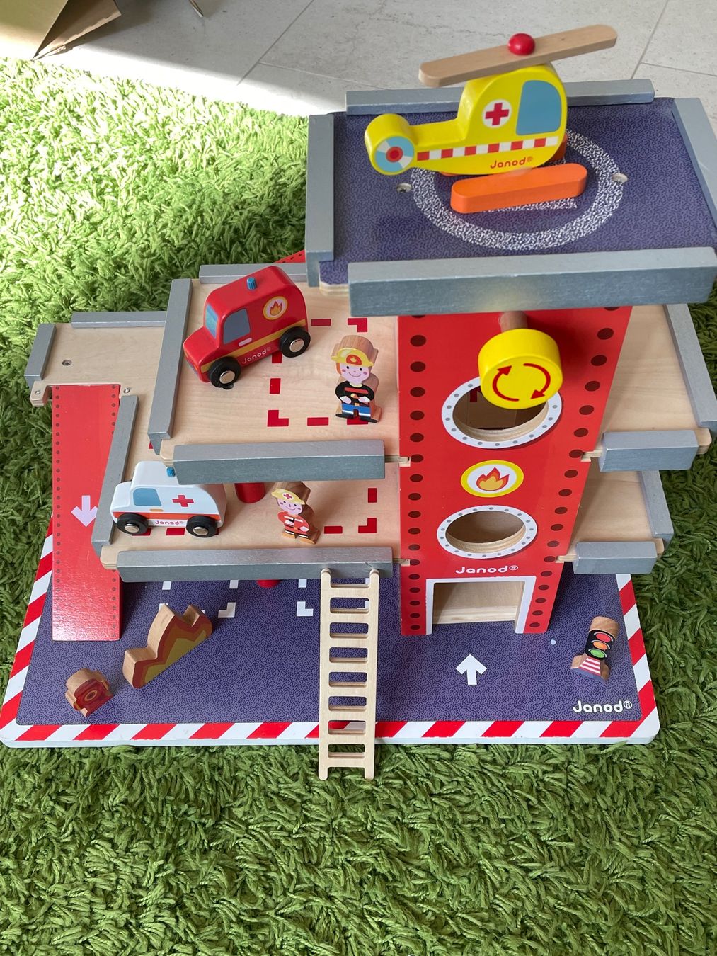 Janod Giocattoli: Janod wooden fire station / garage – Usato da Zürich venduto da Elodie_s 3