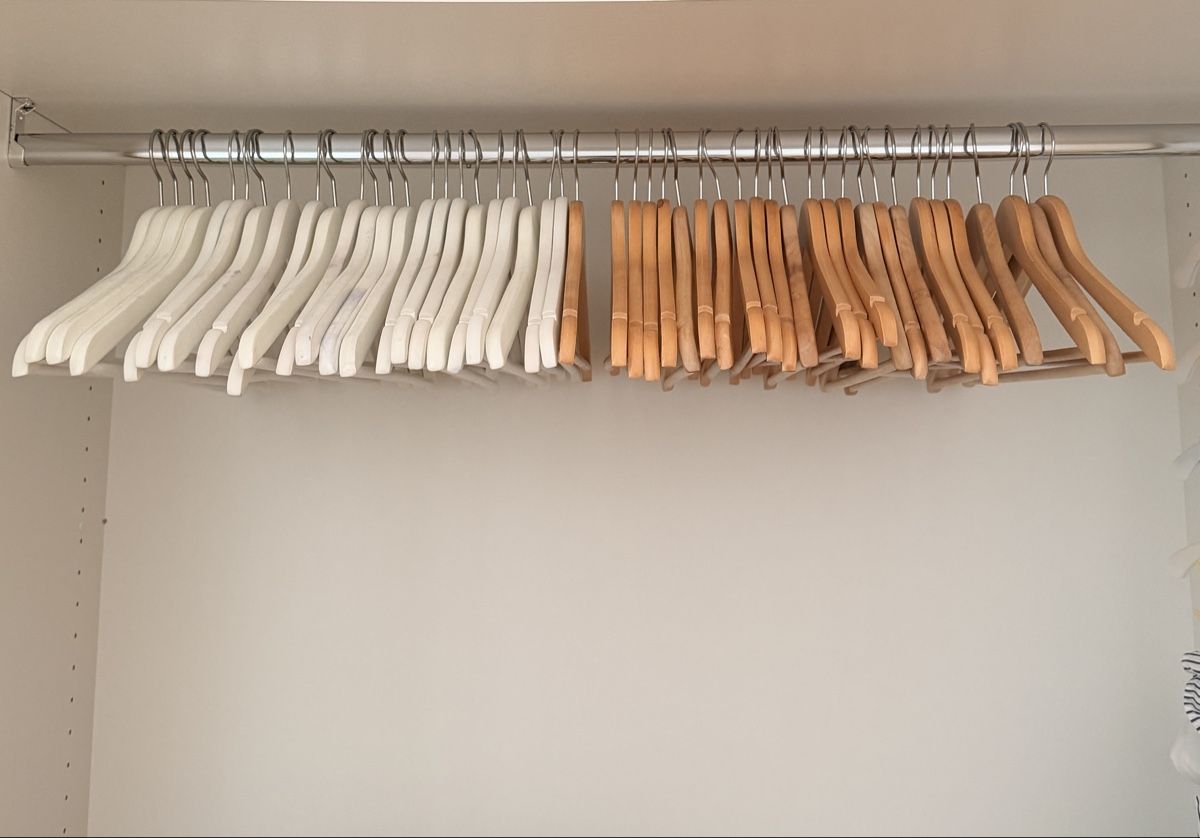 Appendiabiti: Holzkleiderbügel in 2 Farben – Usato da Teufen AR venduto da arz_yjz9 1