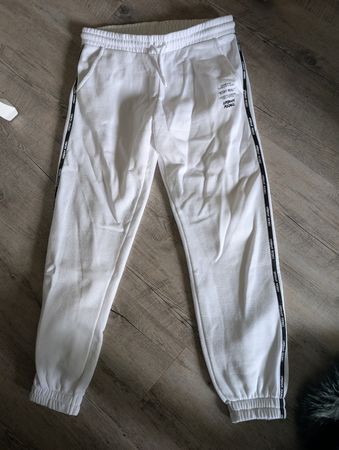 Weisse Jogginghose mit schwarzer Schrift Neu