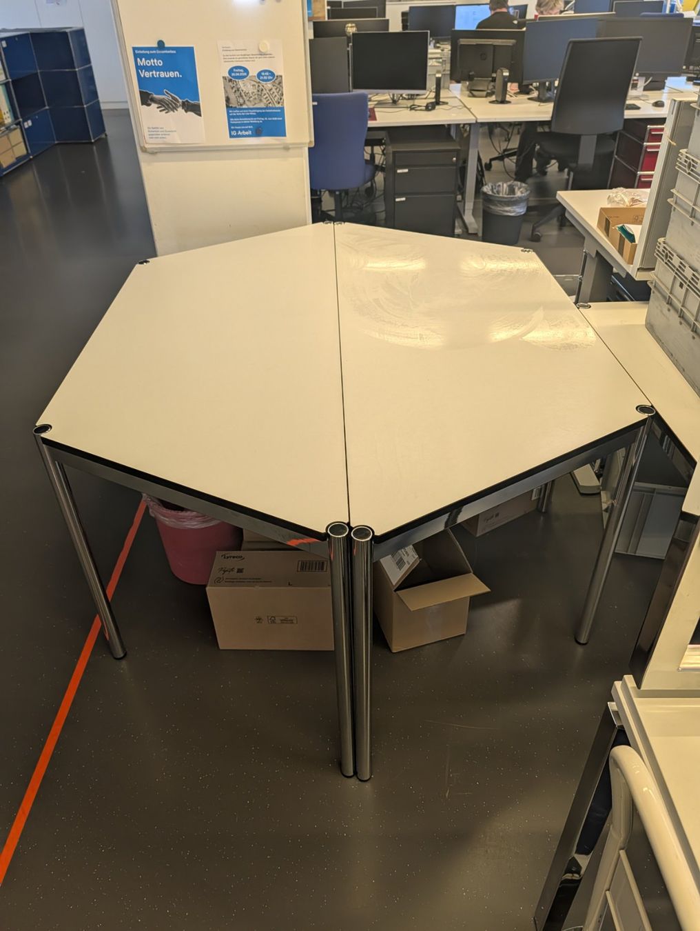 USM Scrivanie: Tisch sechseckig mit Metallgestell gebraucht – Usato da Luzern venduto da IG.Arbeit 1