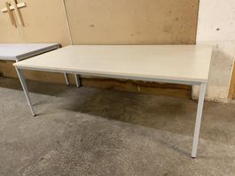 Tisch aus Massivholz kunstoffbeschichtet und Metallfuss