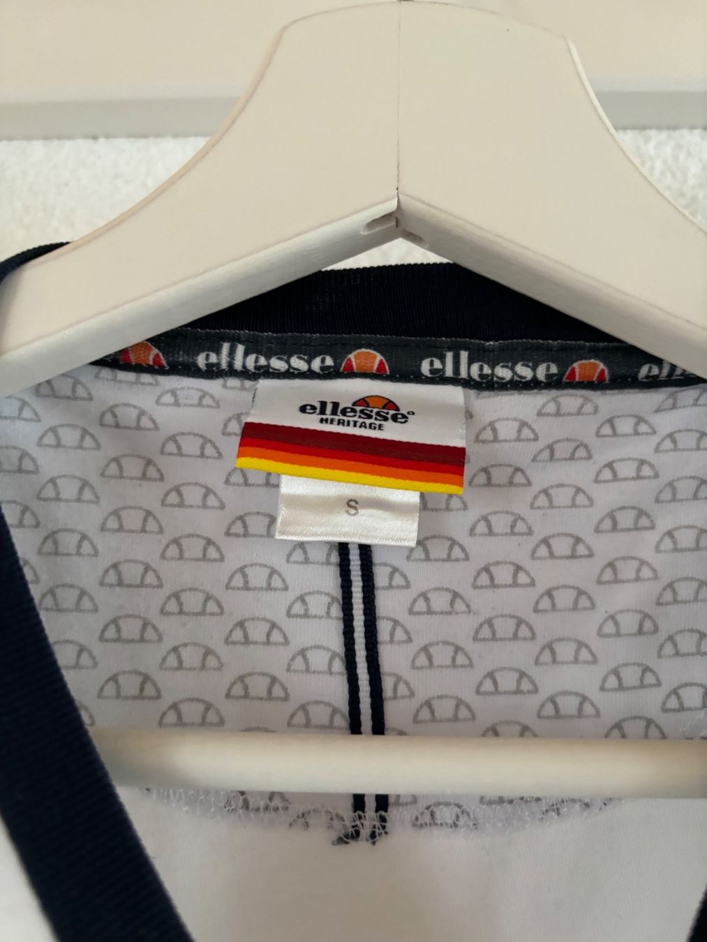 Ellesse T-shirt: T-shirt blanc – Usato da Grandvillard venduto da Elsa.Del 2