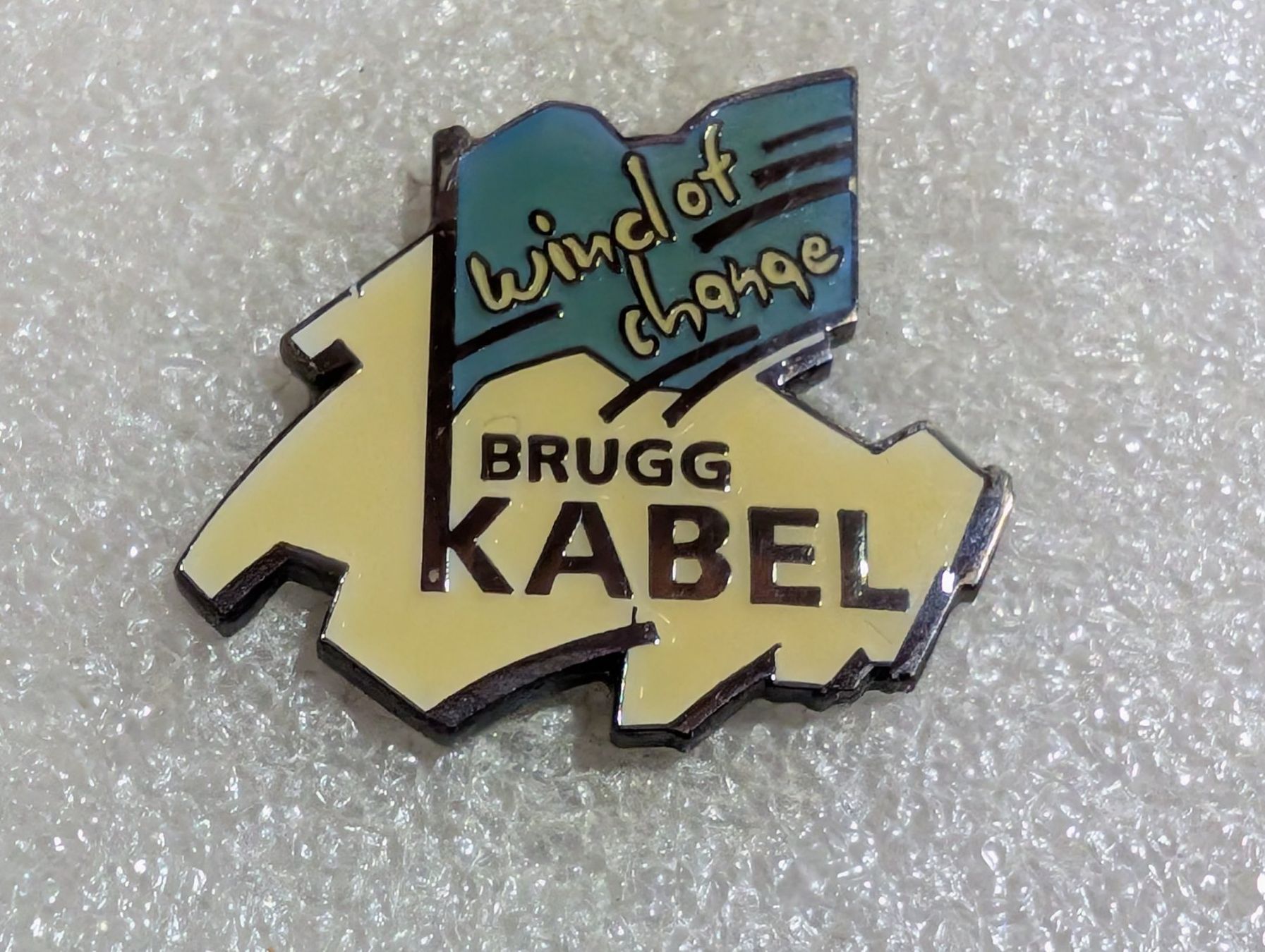Placchette & Badge: Ansteckpin 203: Brugg Kabel – Usato da Oppligen venduto da Pin-Fall-Shop