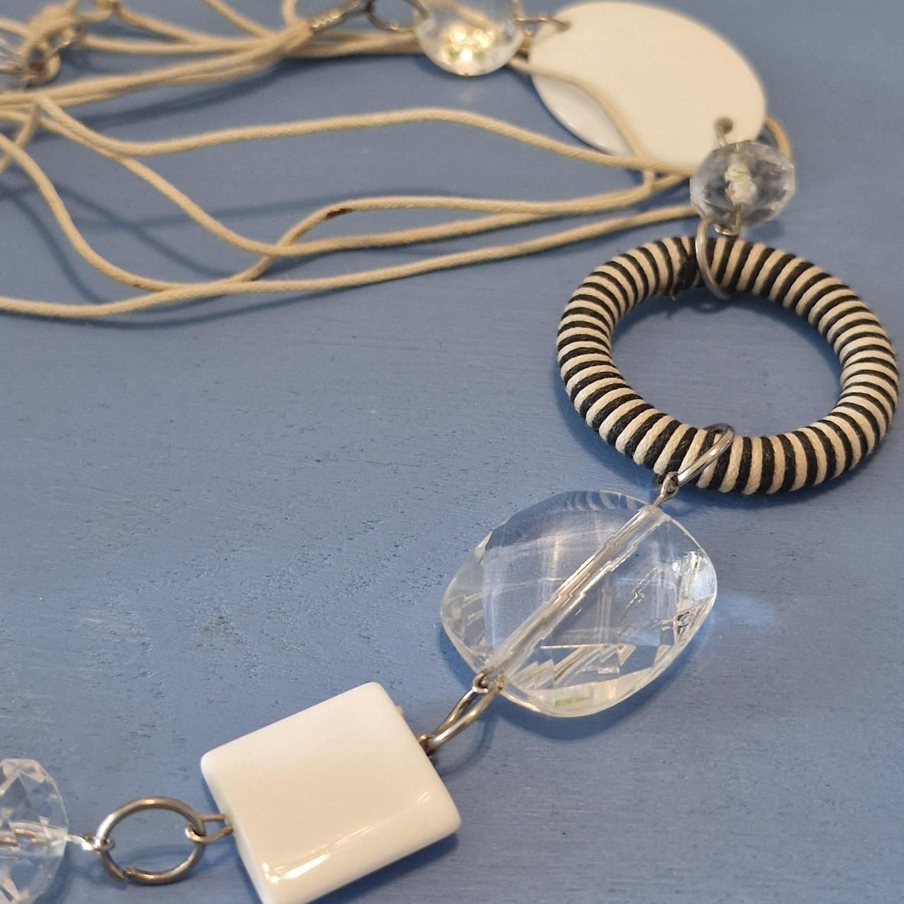 Colliers: collier blanc  – D'occasion à Neuchâtel par yas_zdb7 1