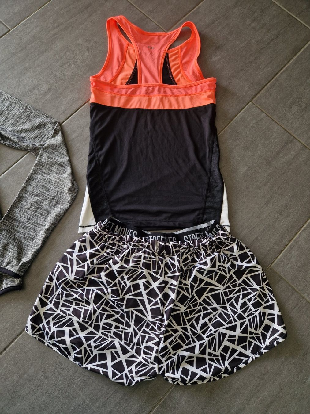 Lotti & Set di vestiti: Sport Kleiderpaket Gr. 158/164 – Usato da Mezzovico venduto da maemy 4