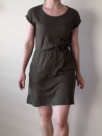 Dunkelgrünes Kleid mit Taschen