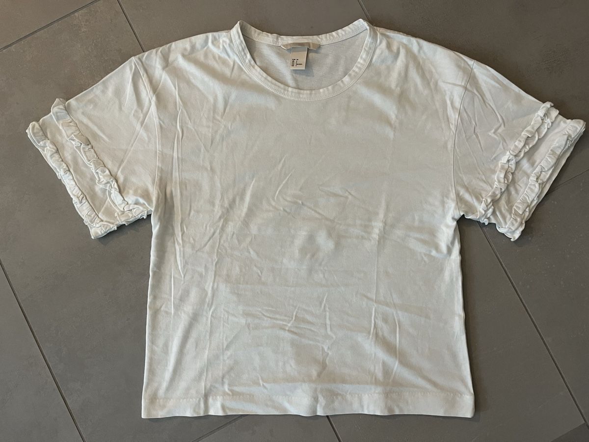 H&M T-Shirts: T-Shirt weiss mit Rüschenärmeln 34 – Neu (gemäss Beschreibung) aus Birrwil von vanyboo