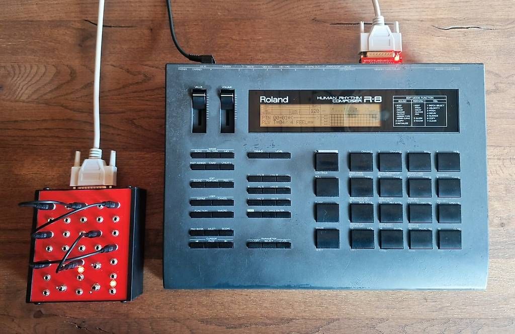 Strumenti musicali: Roland R-8 Drum Machine + Circuitbending Module – Usato da Delémont venduto da PeragineC