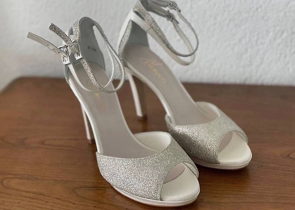 Damenschuhe: Damenschuhe neu EU 39 – Gebraucht aus Bergdietikon von sbones
