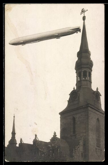 Cartoline postali: Foto-AK Wolfenbüttel, Zeppelin im Fluge – Usato da Berlin venduto da bartko-reher