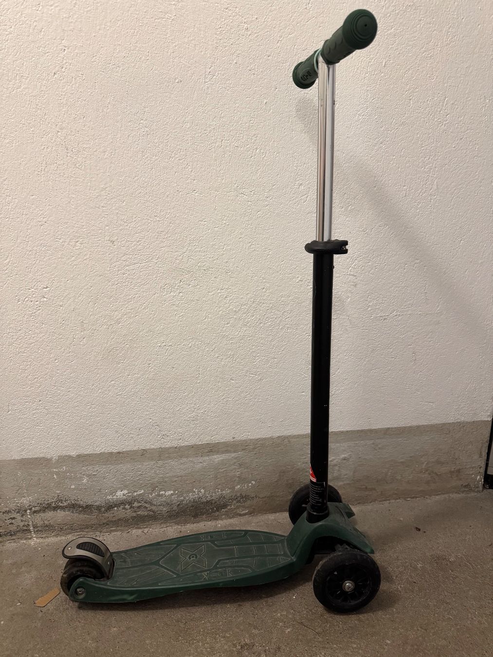 Micro Kickboard: Micro Maxi Micro Deluxe – Gebraucht aus Küsnacht ZH von Nioulargue