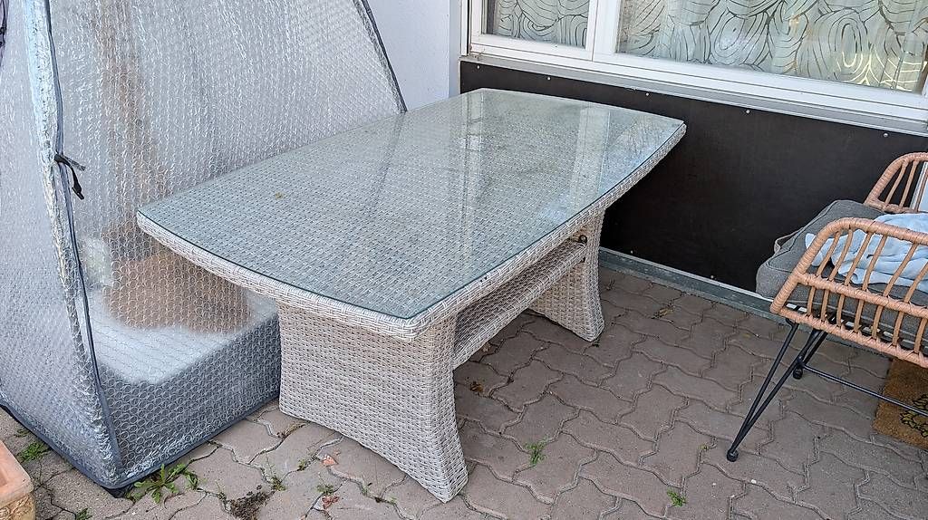 Set di tavolo e panche: Gartentisch mit zwei Stühlen ohne Polster – Usato da Greifensee venduto da simblo
