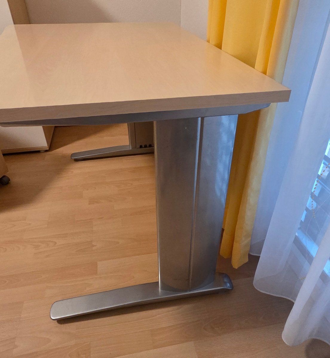 Schreibtische: Praktischer und kompakter Bürotisch mit Rollcontainer – Gebraucht aus Zofingen von Pinkbird27 4