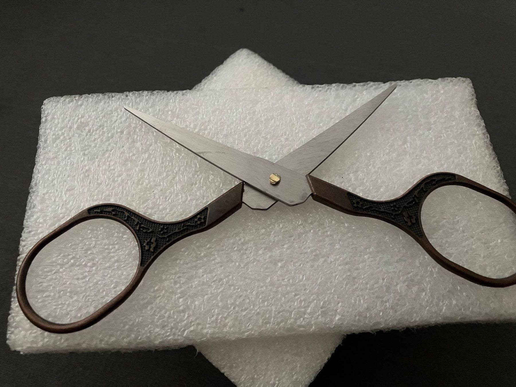 Tutti gli attrezzi: Bronzefarbene Handarbeitsschere mit Blumenmuster, Gr. 6x12cm – Nuovo (secondo la descrizione) da Affoltern am Albis venduto da Dlotti 2