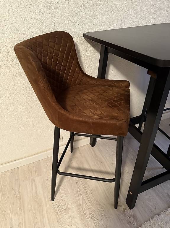 Ikea Set di tavolo e panche: Bartisch mit zwei gepolsterten Barstühlen – Usato da Oberglatt ZH venduto da lil_68sy 1