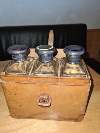 Sterling Silver Travel Flask Set. in Lederbox > 1910 /London