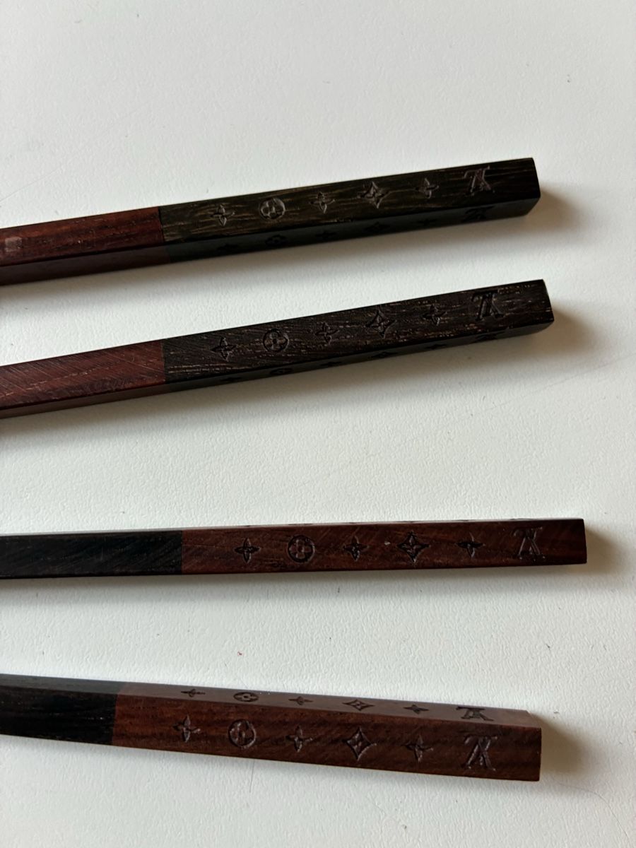 Louis Vuitton Bestecksets: Louis Vuitton Baguettes Essstäbchen Set – Neu (gemäss Beschreibung) aus St.Moritz von fseidensticker 3